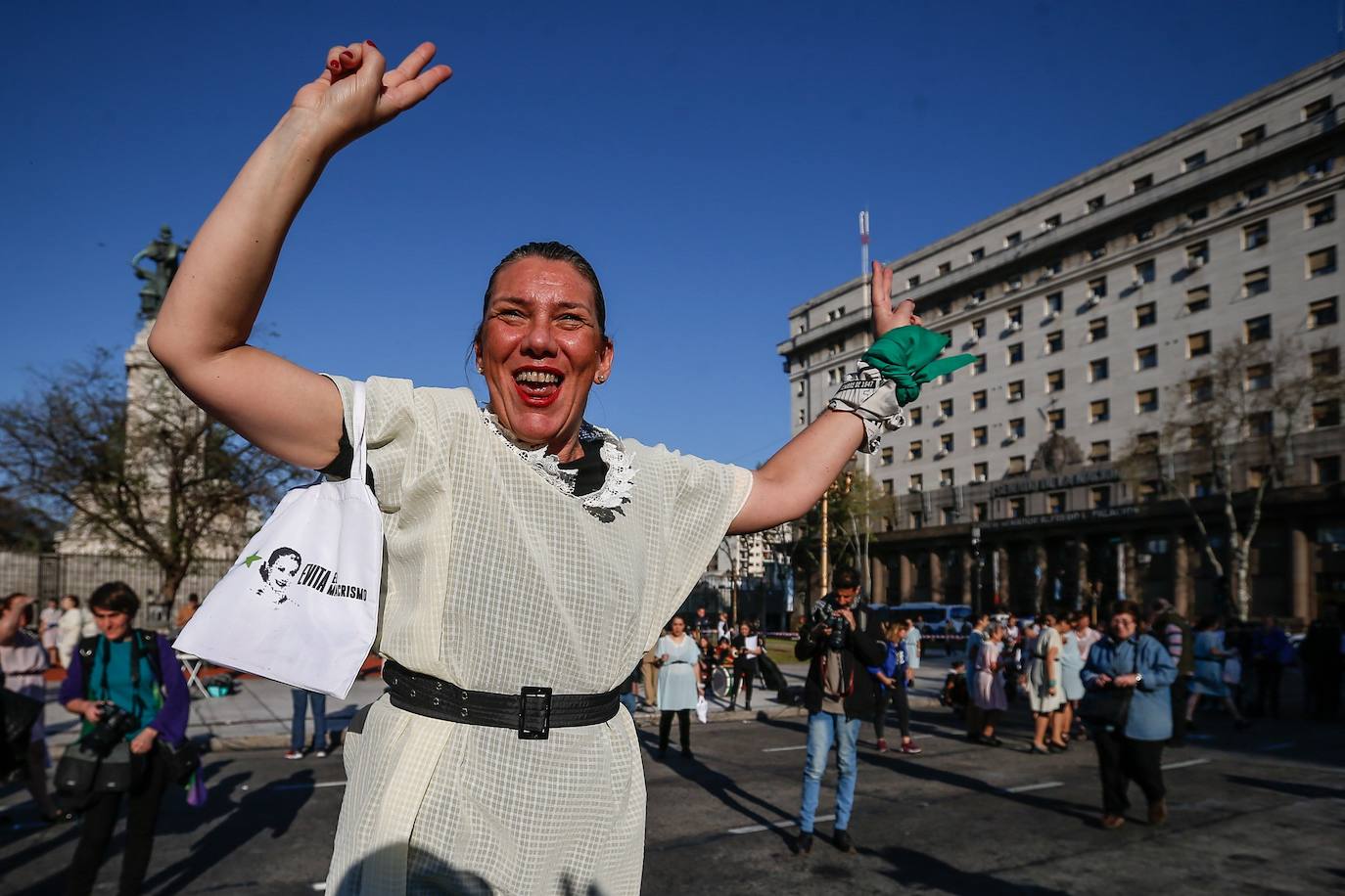 Integrantes de la agrupación «Comando Evita» se reúnen frente al Congreso argentino, en Buenos Aires, para celebrar el 72 aniversario desde que se promulgó la ley de sufragio femenino, conocida como «Ley Evita», en referencia a Eva Duarte, célebre esposa de Juan Domingo Perón.