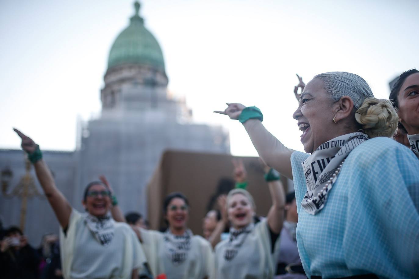Integrantes de la agrupación «Comando Evita» se reúnen frente al Congreso argentino, en Buenos Aires, para celebrar el 72 aniversario desde que se promulgó la ley de sufragio femenino, conocida como «Ley Evita», en referencia a Eva Duarte, célebre esposa de Juan Domingo Perón.