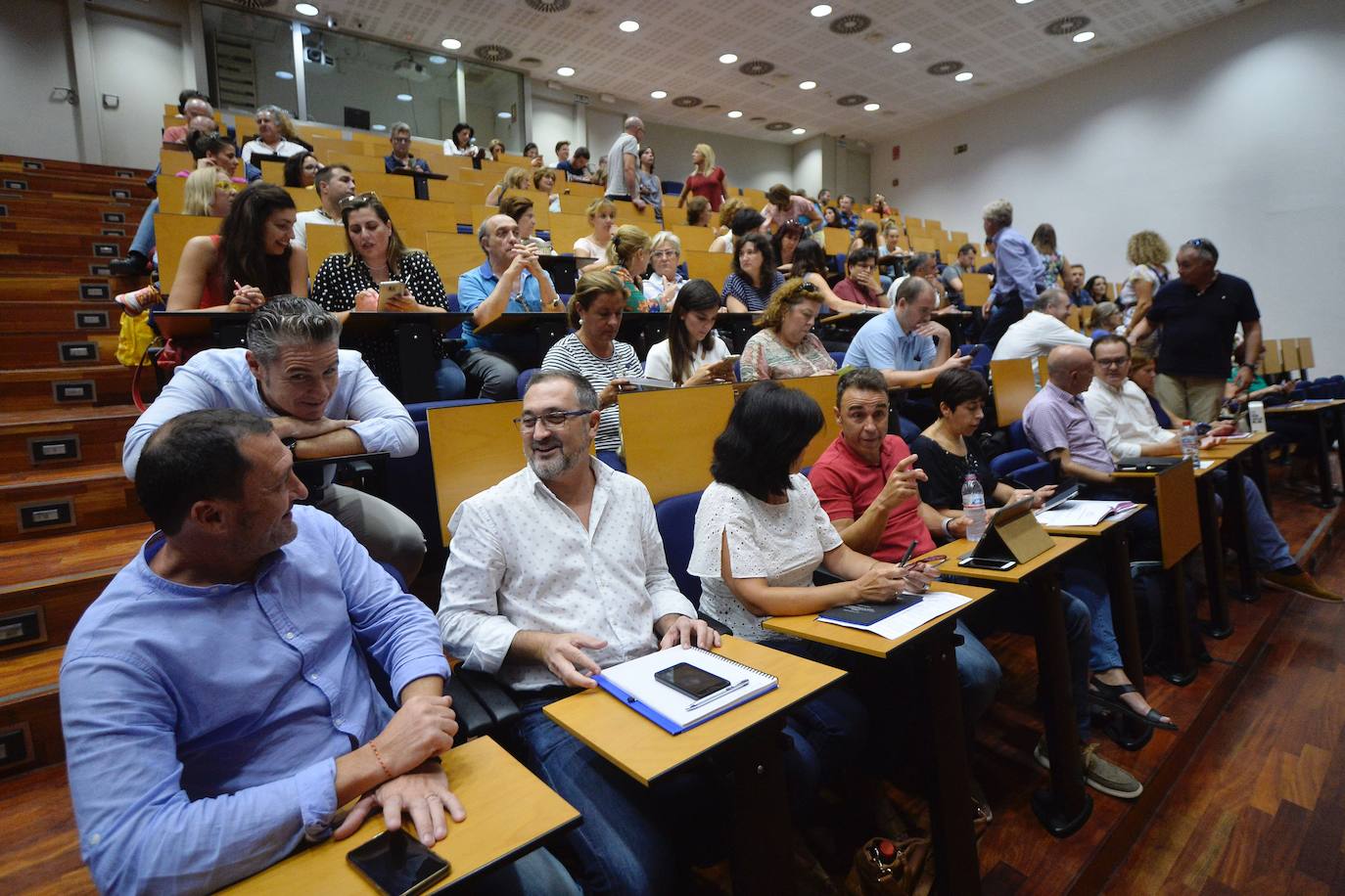 Las cooperativas de enseñanza, que gestionan ya 90 centro en la Región y dan empleo a más de 6.000 trabajadores, exigieron ayer a la Consejería de Educación más celeridad para cubrir las bajas de los profesores y maestros.