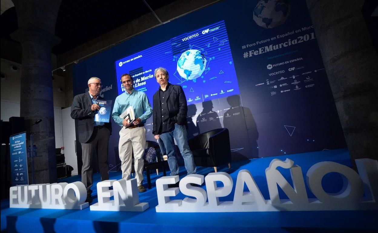 José Belmonte, junto a Raúl Tola y David Toscana.