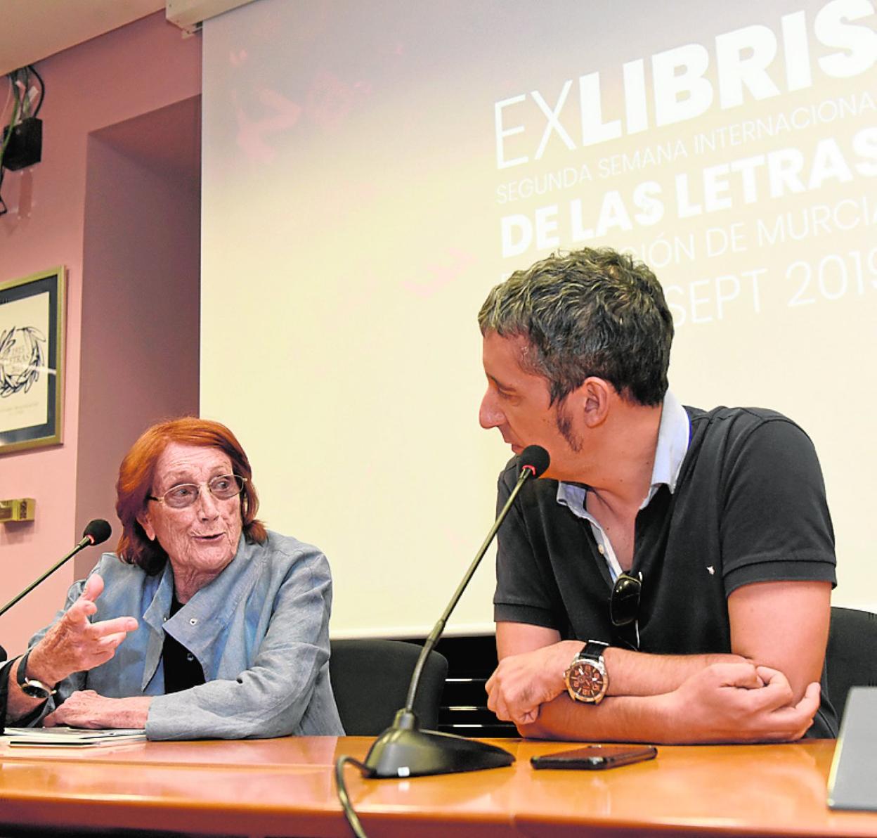 La autora catalana, ayer, en la UMU, con Pedro Alberto Cruz. 