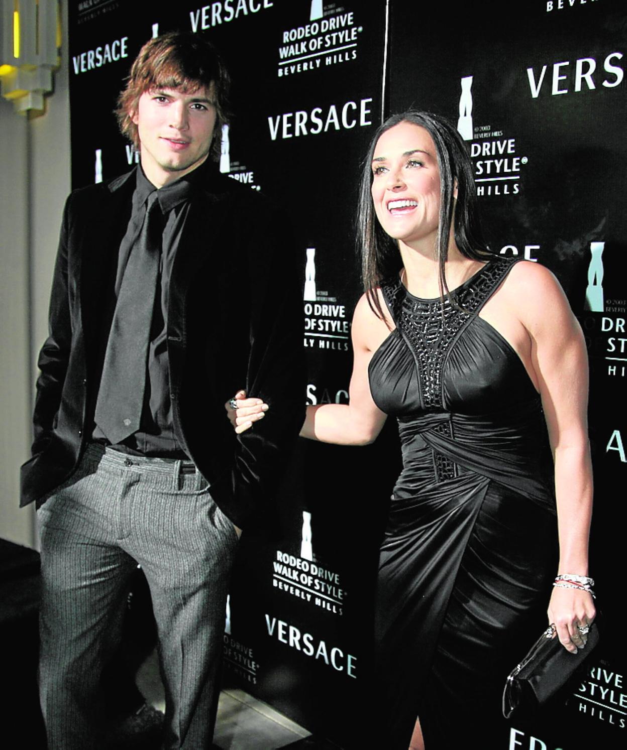 Demi Moore con Asthon Kutcher en una fiesta en Beverly Hills. 