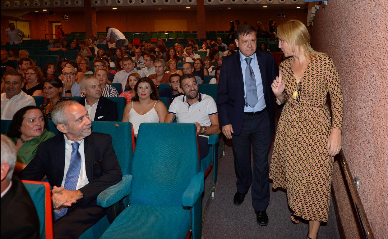 Pablo Ramírez, a entrada al paraninfo junto a Beatriz Domínguez Gil, directora general de la ONT.