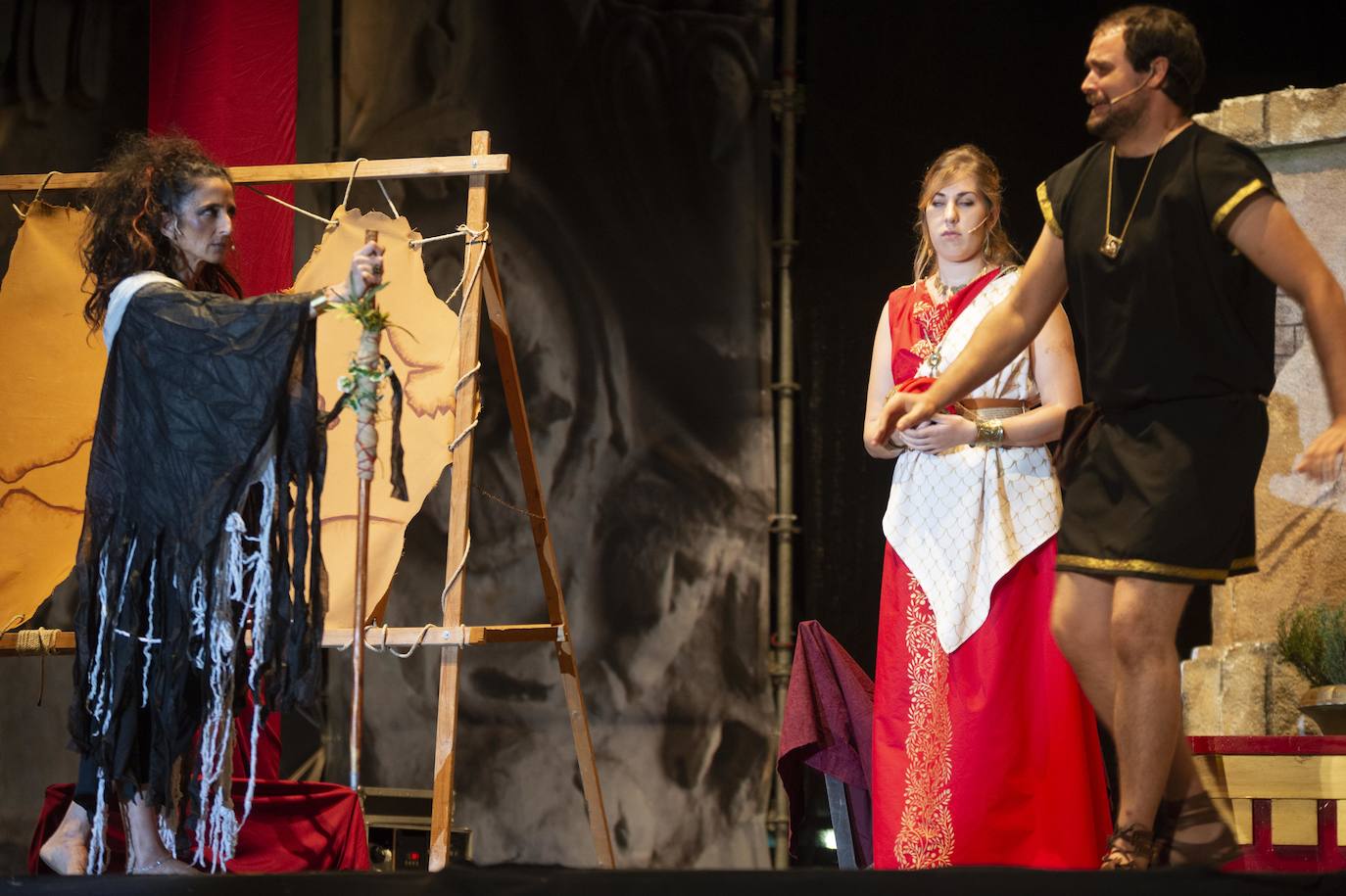 Alrededor de 500 personas asistieron ayer a los Comicios Centuriados. La representación brilló gracias a la amplitud que brinda el nuevo escenario del puerto, considerablemente más amplio que el anterior.