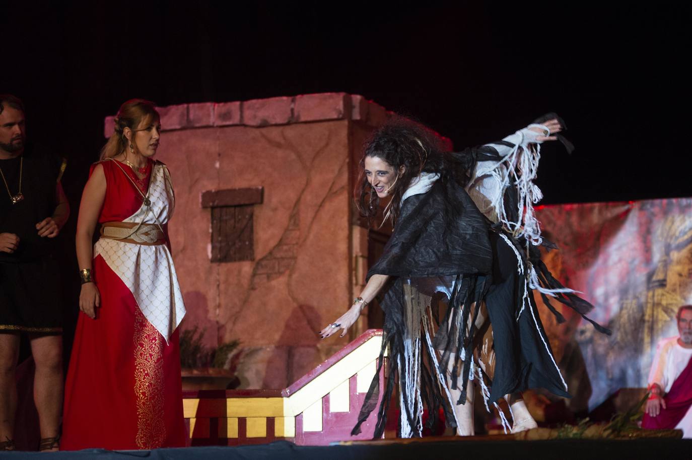 Alrededor de 500 personas asistieron ayer a los Comicios Centuriados. La representación brilló gracias a la amplitud que brinda el nuevo escenario del puerto, considerablemente más amplio que el anterior.