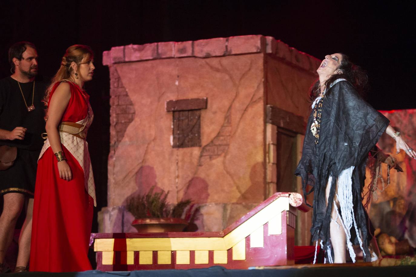 Alrededor de 500 personas asistieron ayer a los Comicios Centuriados. La representación brilló gracias a la amplitud que brinda el nuevo escenario del puerto, considerablemente más amplio que el anterior.