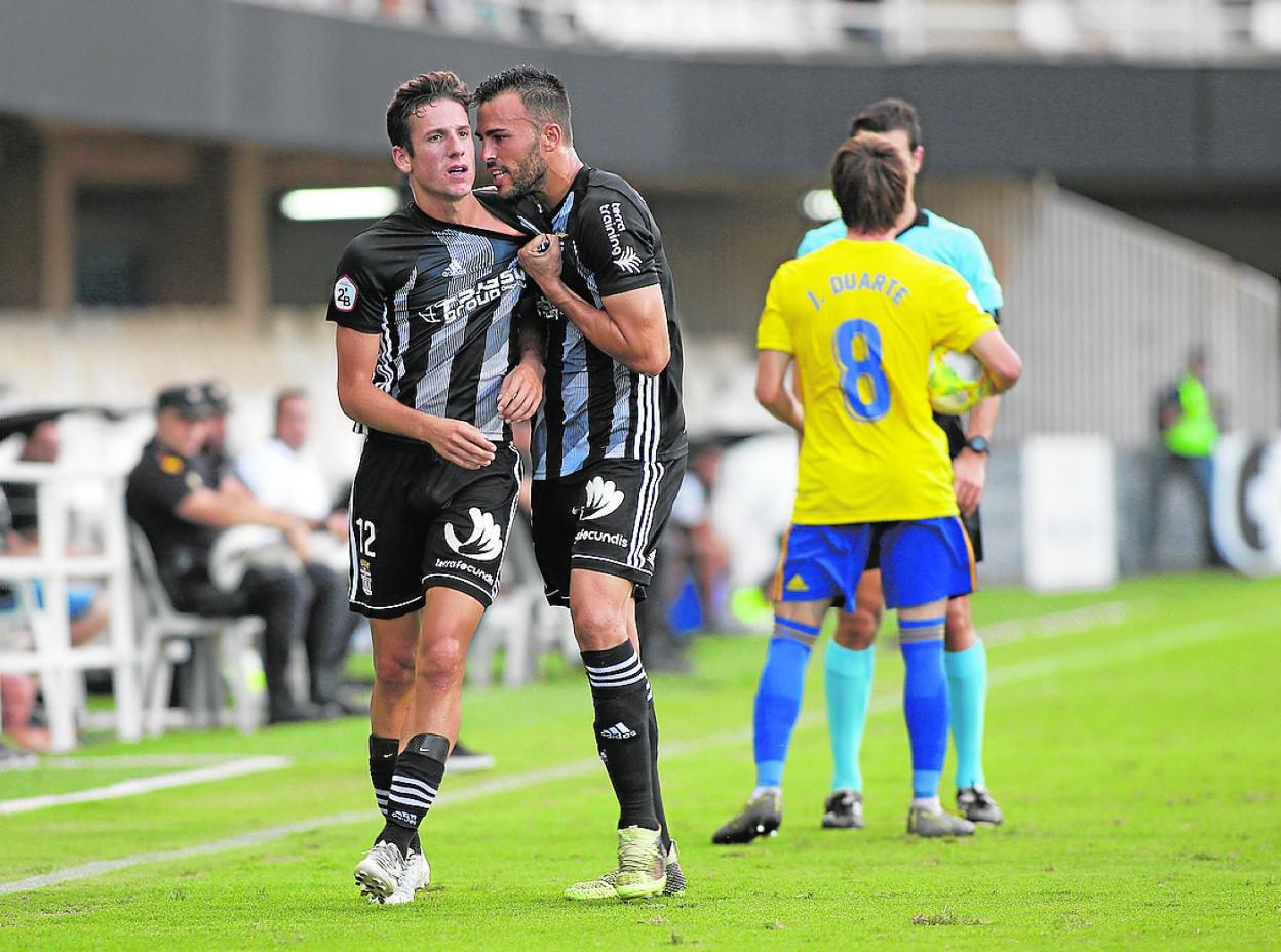 Carlos David agarra de la camiseta a su compañero Rodrigo, el pasado domingo. 