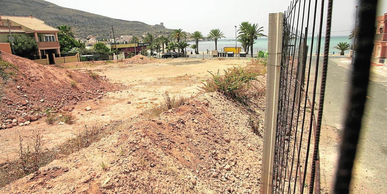 Vista del solar de La Azohía donde el Ayuntamiento anuló una licencia para construir apartamentos turísticos. 