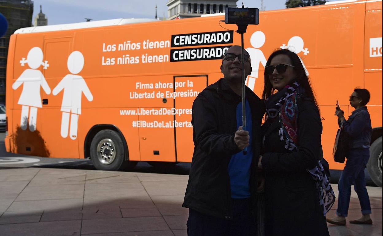 Imagen del autobús de Hazte Oír con la campaña contra la promoción de la identidad de género. 