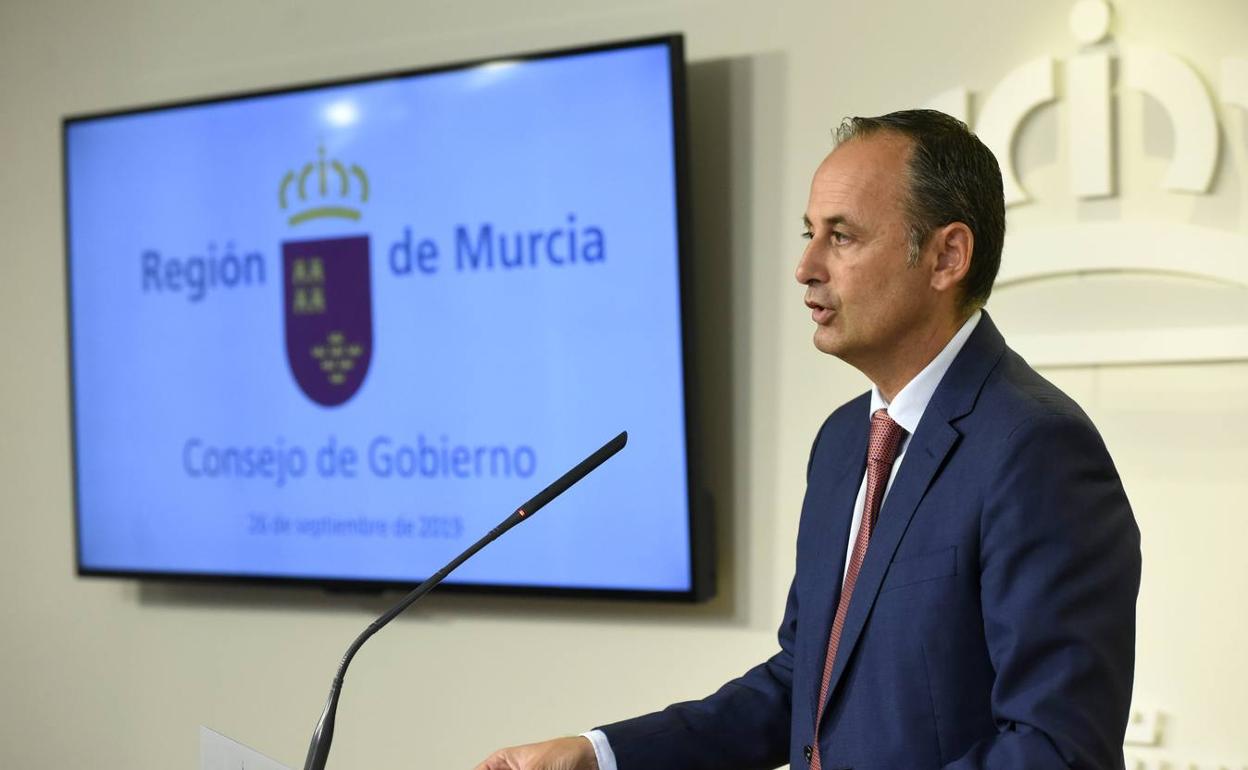 El consejero Javier Celdrán, en la rueda de prensa de ayer. 