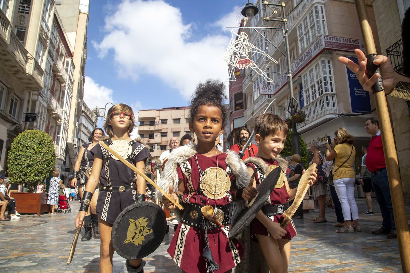 El desfile infantil y las actividades organizadas en la Plaza de San Francisco llenaron ayer el casco histórico de niños caracterizados como legionarios, mercenarios, sacerdotes, sacerdotisas, príncipes y princesas.