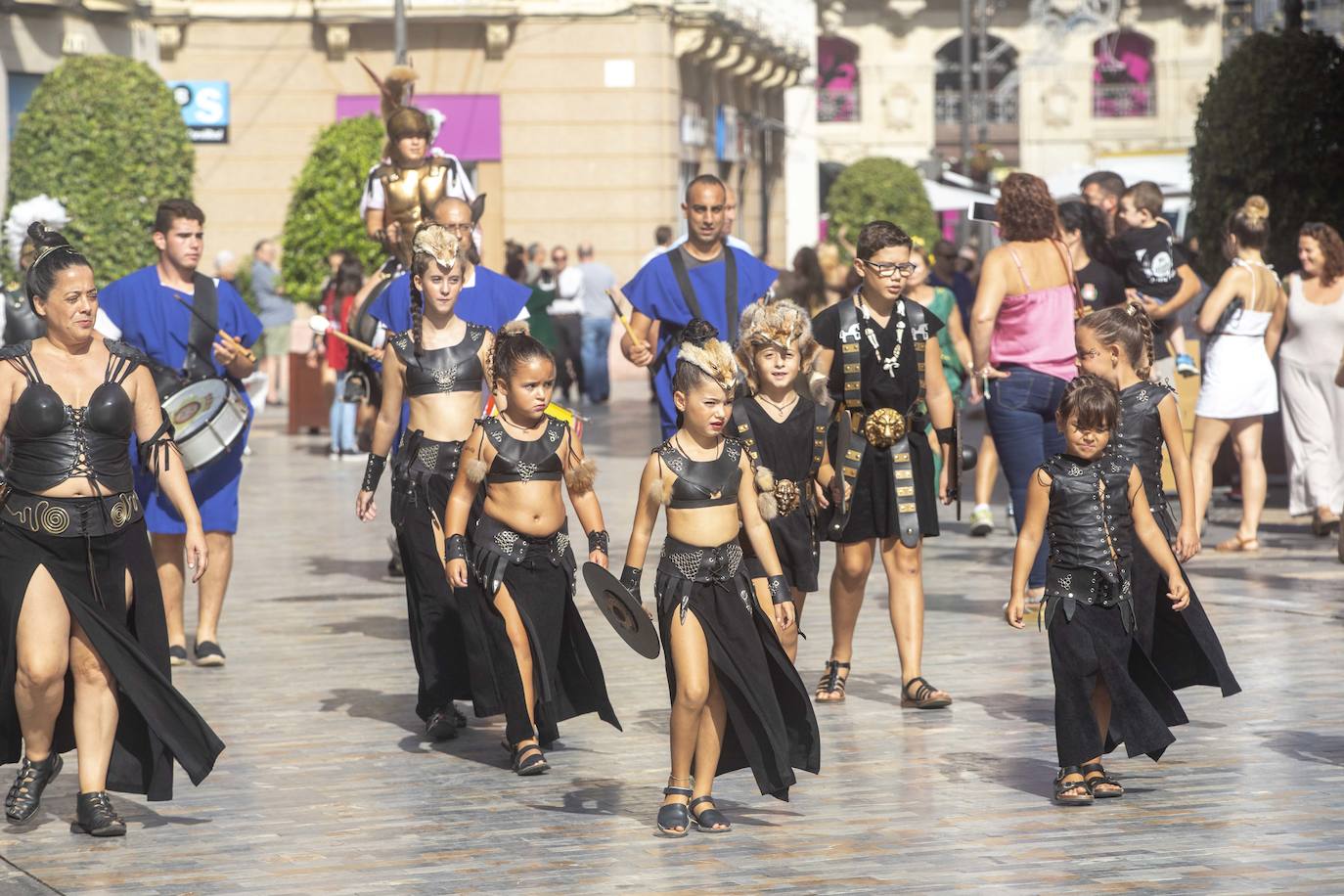 El desfile infantil y las actividades organizadas en la Plaza de San Francisco llenaron ayer el casco histórico de niños caracterizados como legionarios, mercenarios, sacerdotes, sacerdotisas, príncipes y princesas.