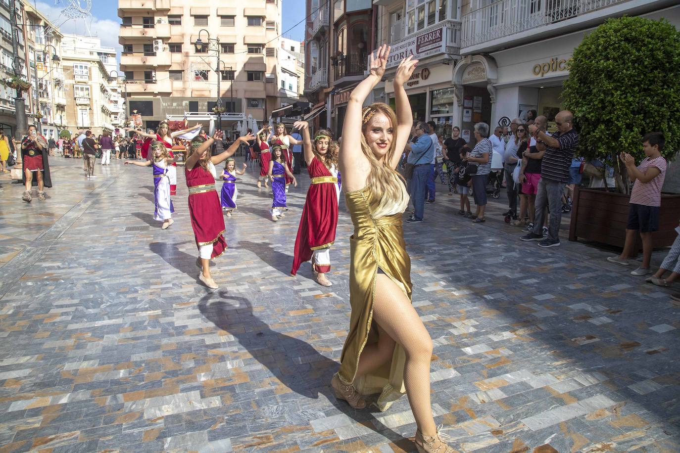 El desfile infantil y las actividades organizadas en la Plaza de San Francisco llenaron ayer el casco histórico de niños caracterizados como legionarios, mercenarios, sacerdotes, sacerdotisas, príncipes y princesas.