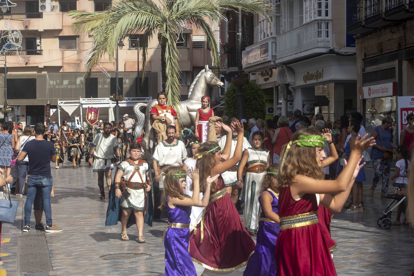 El desfile infantil y las actividades organizadas en la Plaza de San Francisco llenaron ayer el casco histórico de niños caracterizados como legionarios, mercenarios, sacerdotes, sacerdotisas, príncipes y princesas.