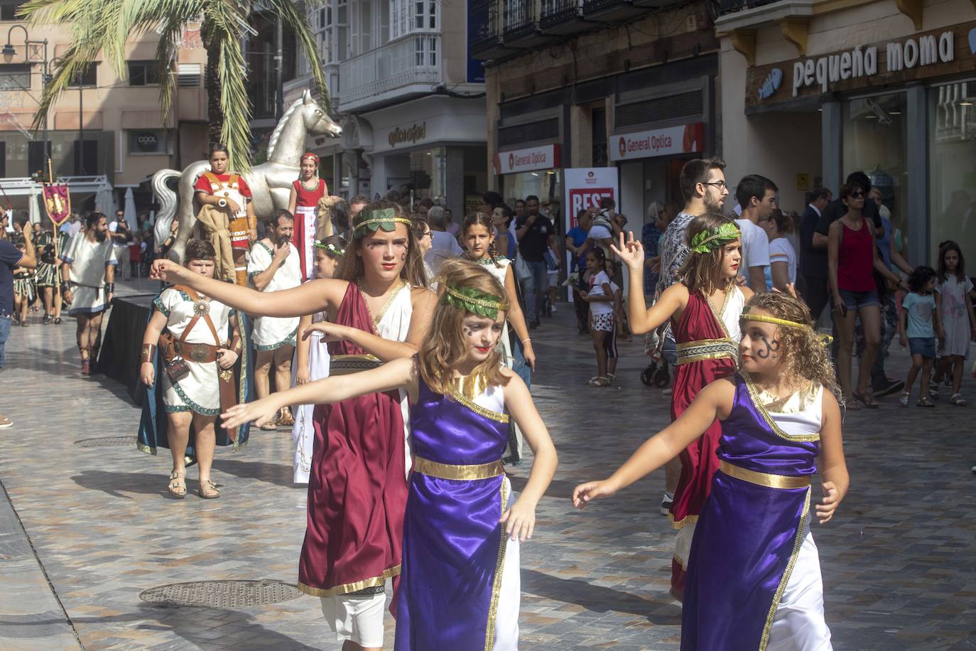 El desfile infantil y las actividades organizadas en la Plaza de San Francisco llenaron ayer el casco histórico de niños caracterizados como legionarios, mercenarios, sacerdotes, sacerdotisas, príncipes y princesas.
