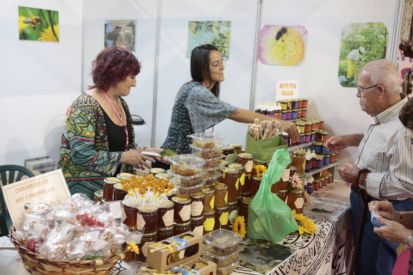 Oficios casi extinguidos, como la cestería, y otros en auge, como la cosmética natural, se pueden ver hasta el domingo en Lorca.