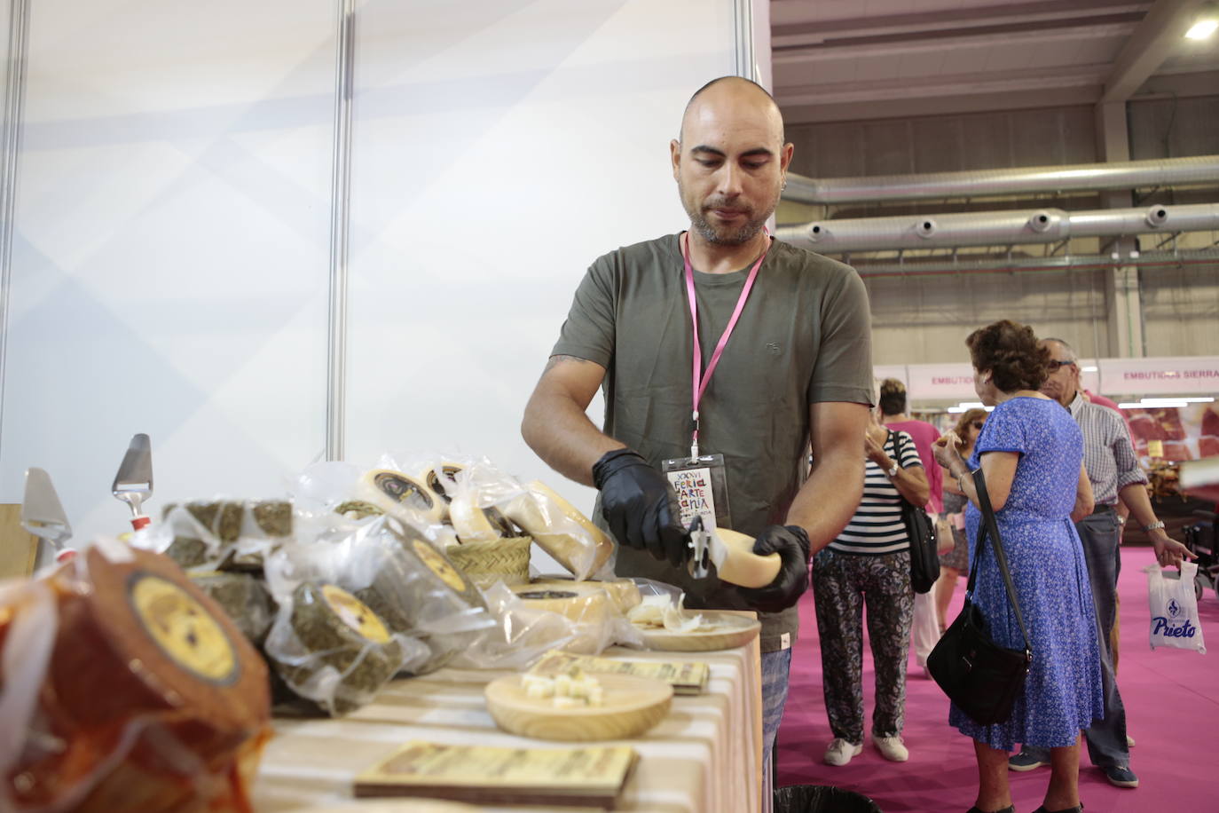 Oficios casi extinguidos, como la cestería, y otros en auge, como la cosmética natural, se pueden ver hasta el domingo en Lorca.