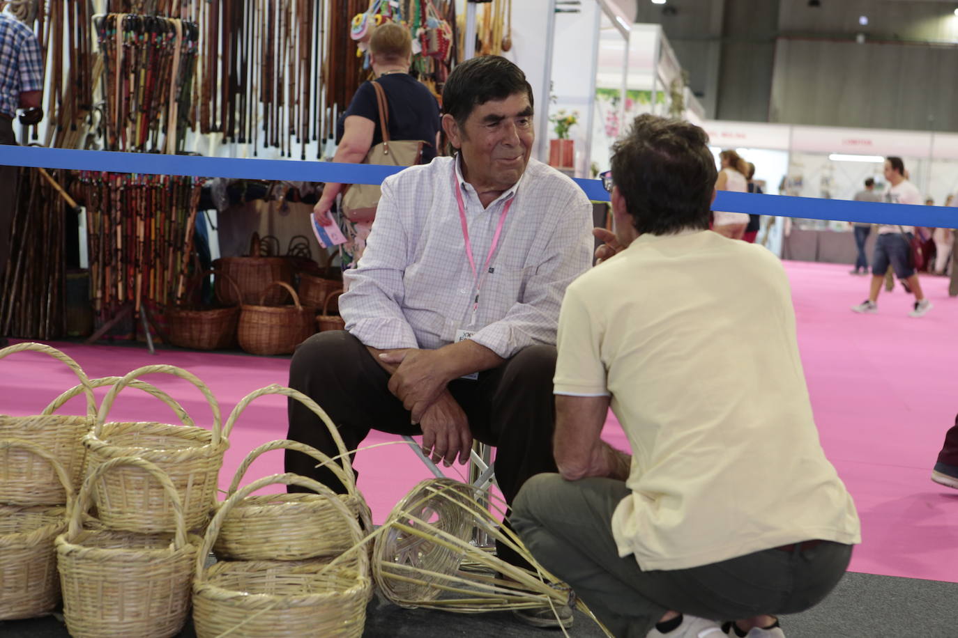 Oficios casi extinguidos, como la cestería, y otros en auge, como la cosmética natural, se pueden ver hasta el domingo en Lorca.