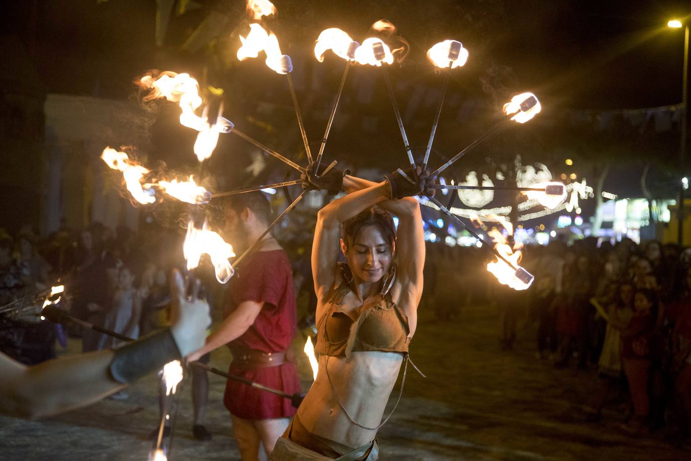 Las Amazonas de Capadocia marchan en comitiva, con antorchas en una salida de su cuartel.