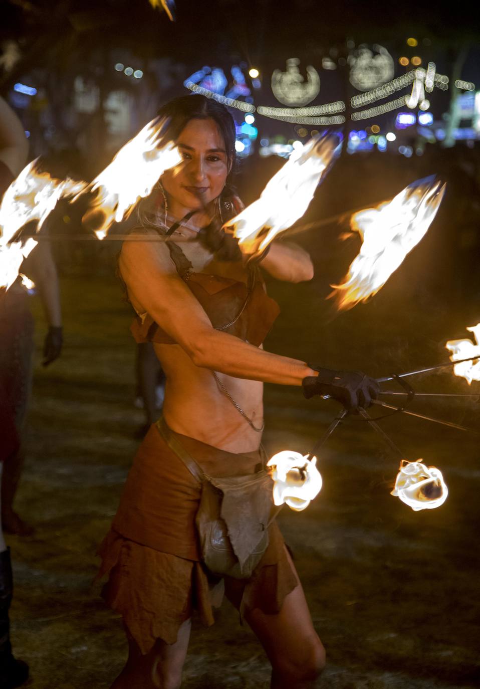 Las Amazonas de Capadocia marchan en comitiva, con antorchas en una salida de su cuartel.