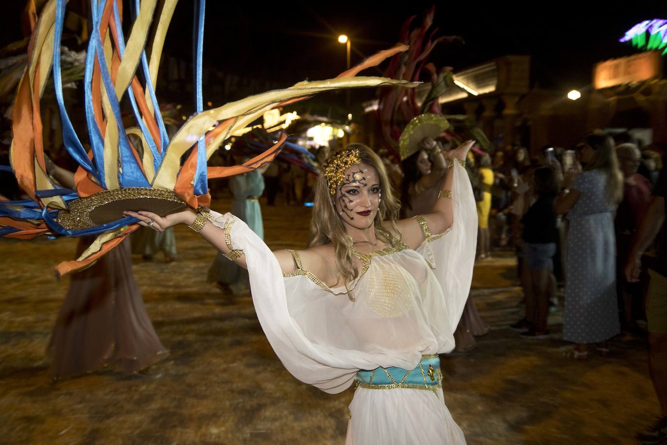 Las Amazonas de Capadocia marchan en comitiva, con antorchas en una salida de su cuartel.