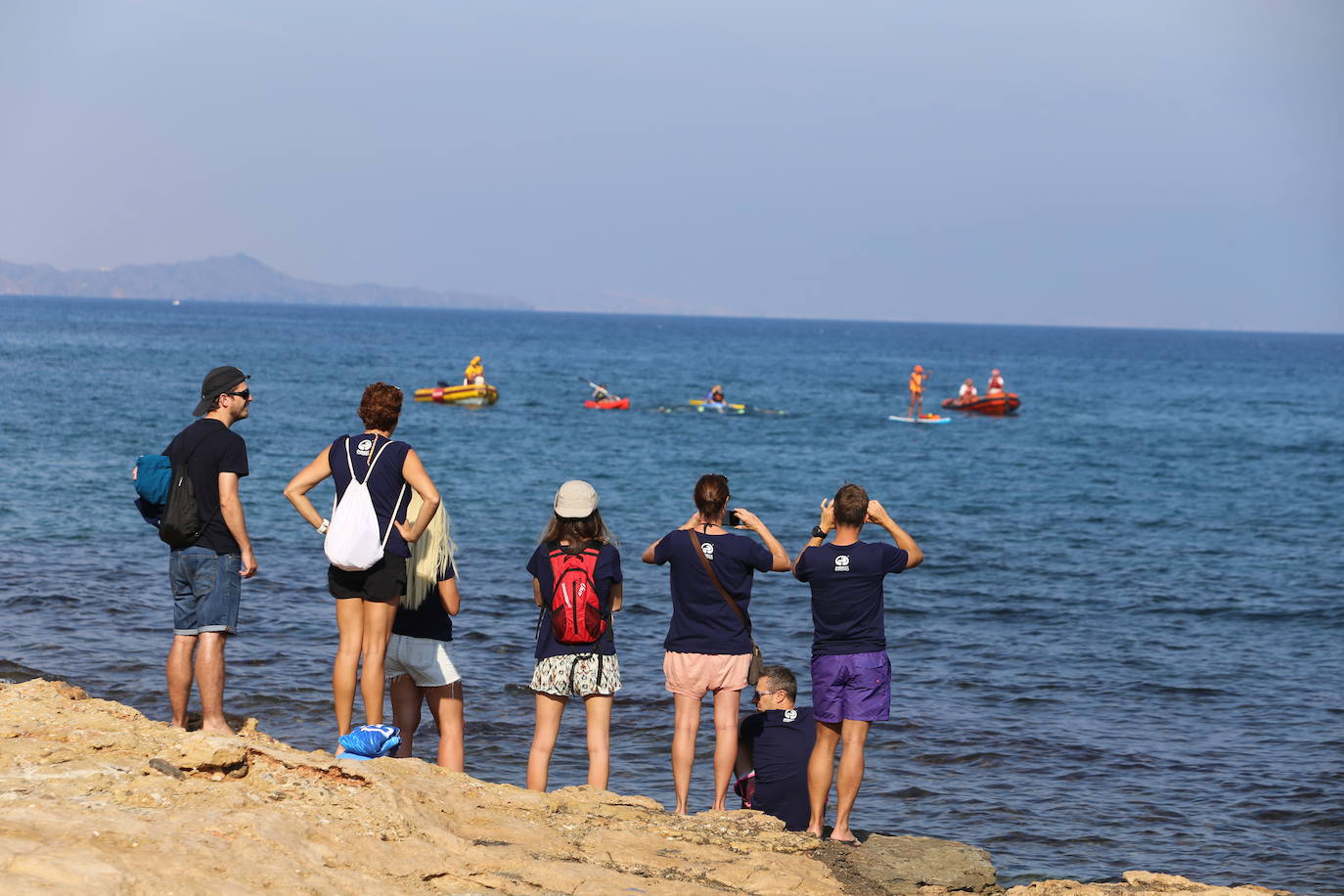 Cuatro nadadoras del Club Master Madrid completan una travesía entre Mazarrón y Águilas para llamar la atención sobre las basuras marinas y la contaminación de los océanos