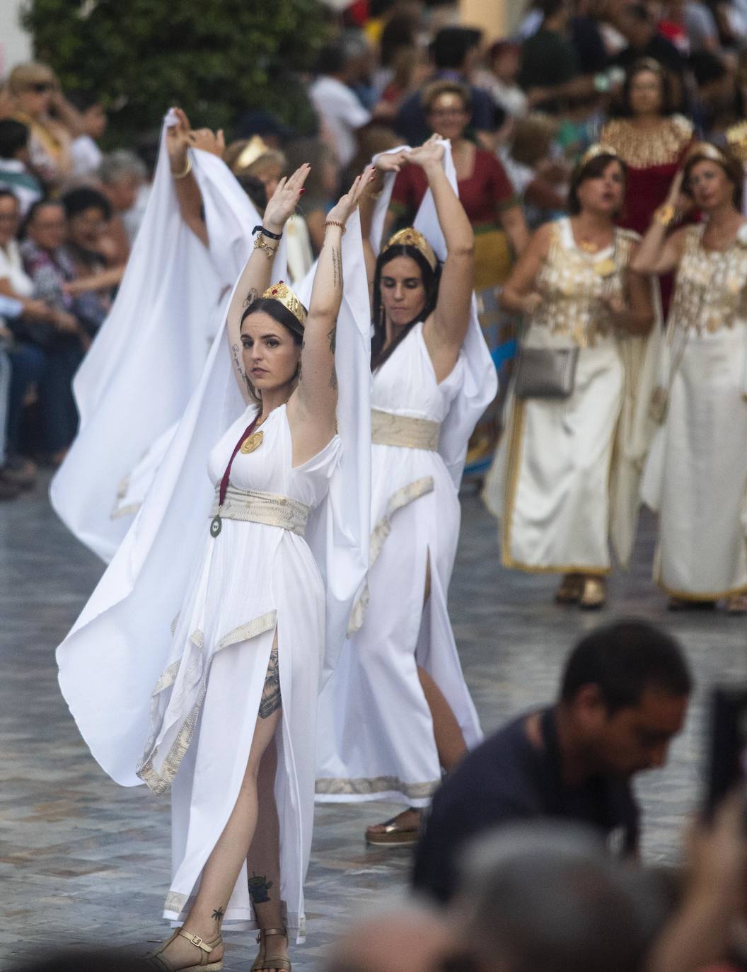 Cinco mil festeros lucen sus mejores galas en un cortejo que duró tres horas y media y que fue seguido por centenares de personas durante todo el recorrido