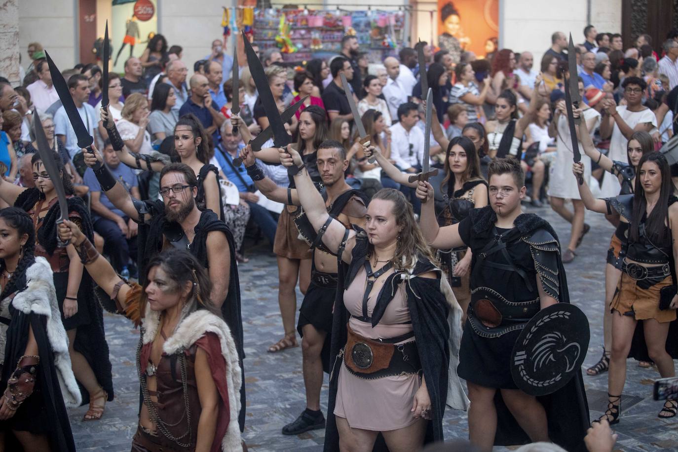 Cinco mil festeros lucen sus mejores galas en un cortejo que duró tres horas y media y que fue seguido por centenares de personas durante todo el recorrido