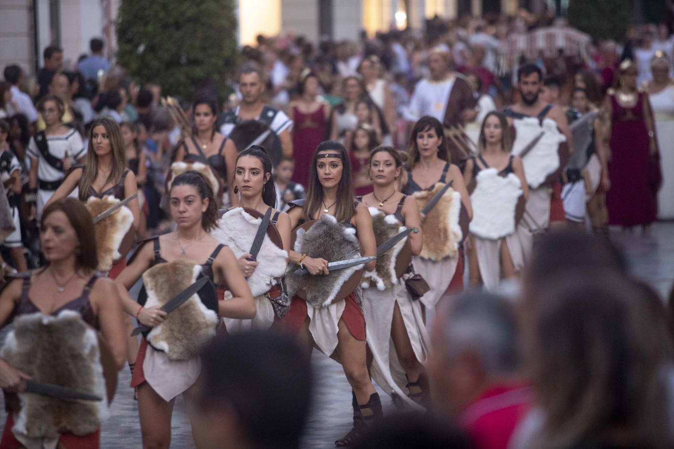 Cinco mil festeros lucen sus mejores galas en un cortejo que duró tres horas y media y que fue seguido por centenares de personas durante todo el recorrido