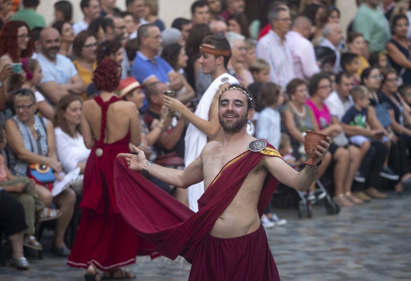 Cinco mil festeros lucen sus mejores galas en un cortejo que duró tres horas y media y que fue seguido por centenares de personas durante todo el recorrido