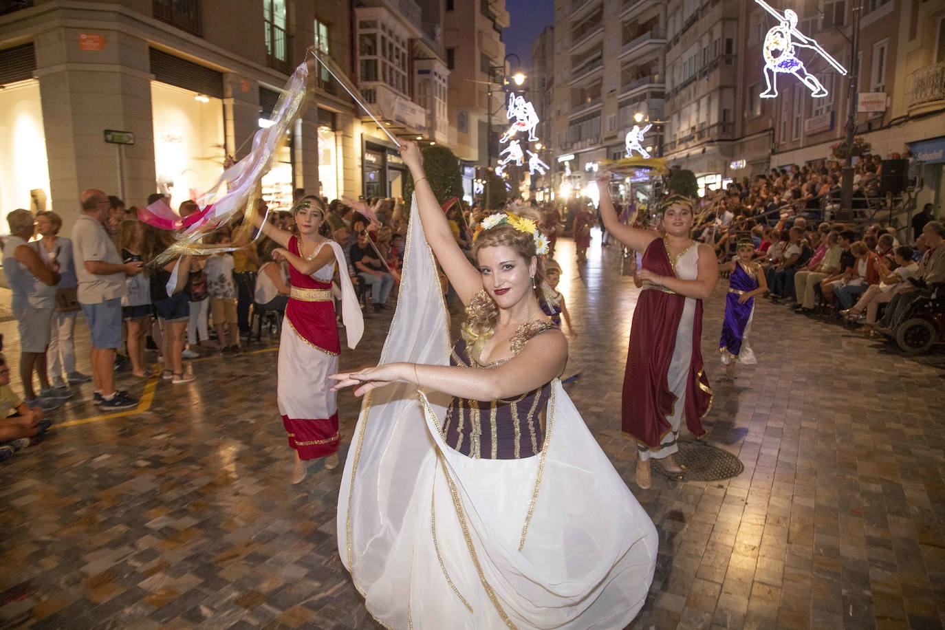 Cinco mil festeros lucen sus mejores galas en un cortejo que duró tres horas y media y que fue seguido por centenares de personas durante todo el recorrido