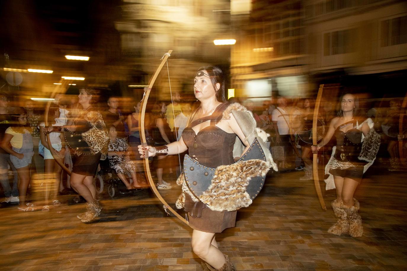 Cinco mil festeros lucen sus mejores galas en un cortejo que duró tres horas y media y que fue seguido por centenares de personas durante todo el recorrido