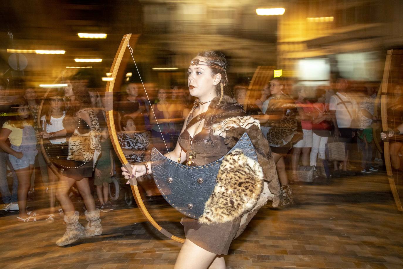 Cinco mil festeros lucen sus mejores galas en un cortejo que duró tres horas y media y que fue seguido por centenares de personas durante todo el recorrido