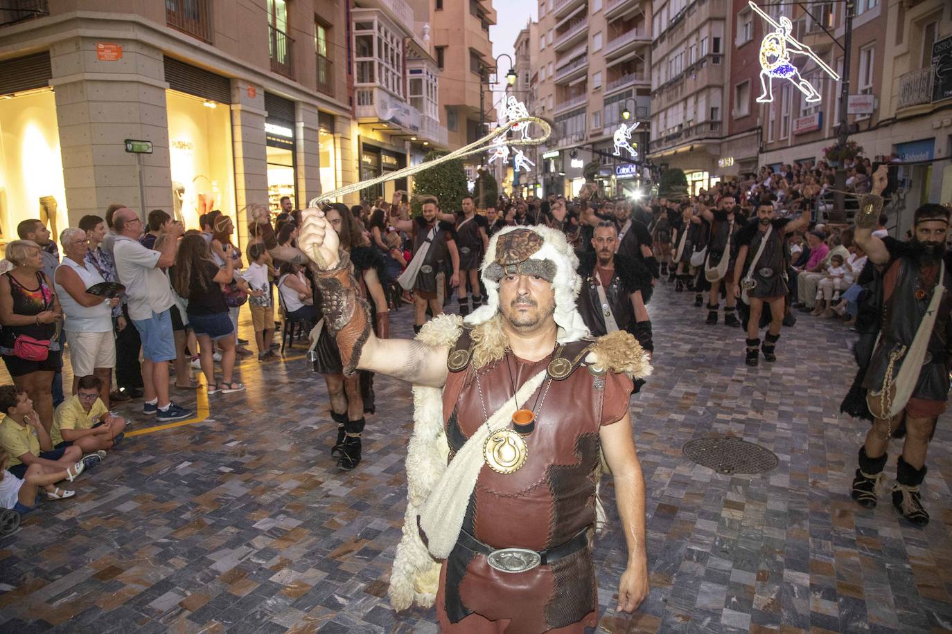 Cinco mil festeros lucen sus mejores galas en un cortejo que duró tres horas y media y que fue seguido por centenares de personas durante todo el recorrido