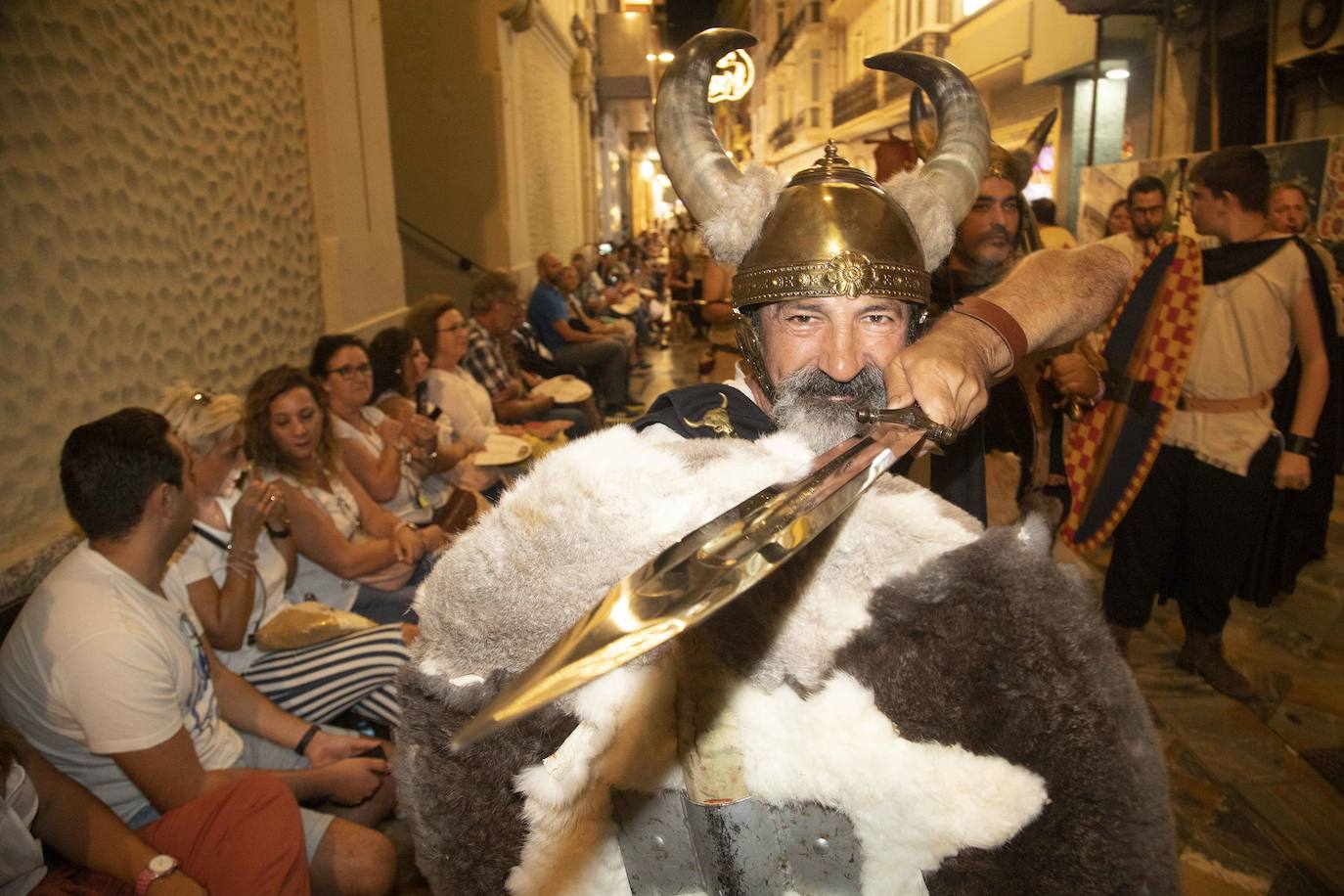 Cinco mil festeros lucen sus mejores galas en un cortejo que duró tres horas y media y que fue seguido por centenares de personas durante todo el recorrido