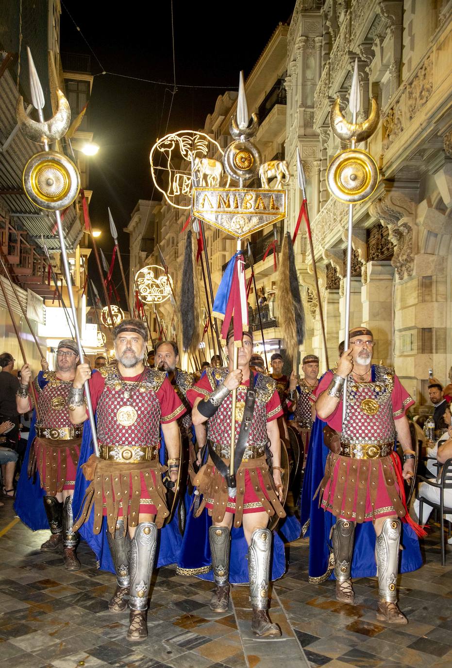 Cinco mil festeros lucen sus mejores galas en un cortejo que duró tres horas y media y que fue seguido por centenares de personas durante todo el recorrido