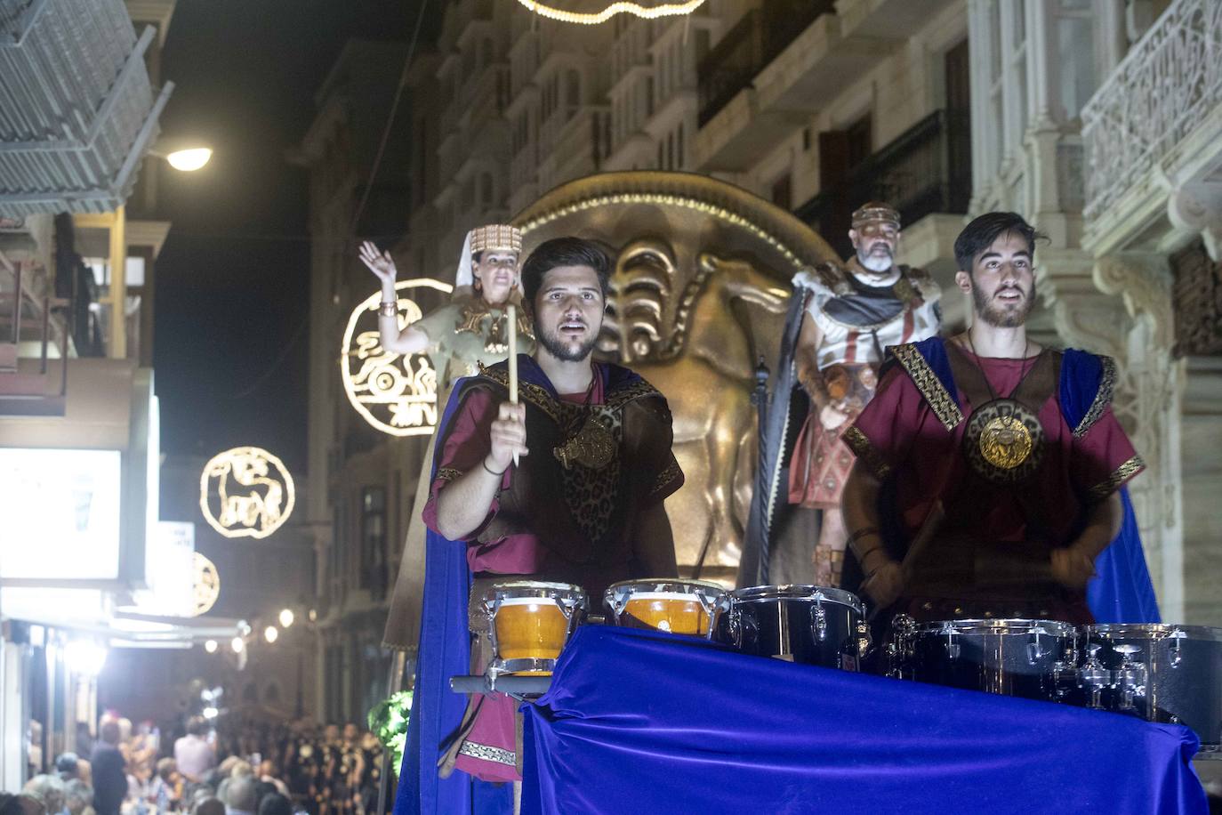 Cinco mil festeros lucen sus mejores galas en un cortejo que duró tres horas y media y que fue seguido por centenares de personas durante todo el recorrido