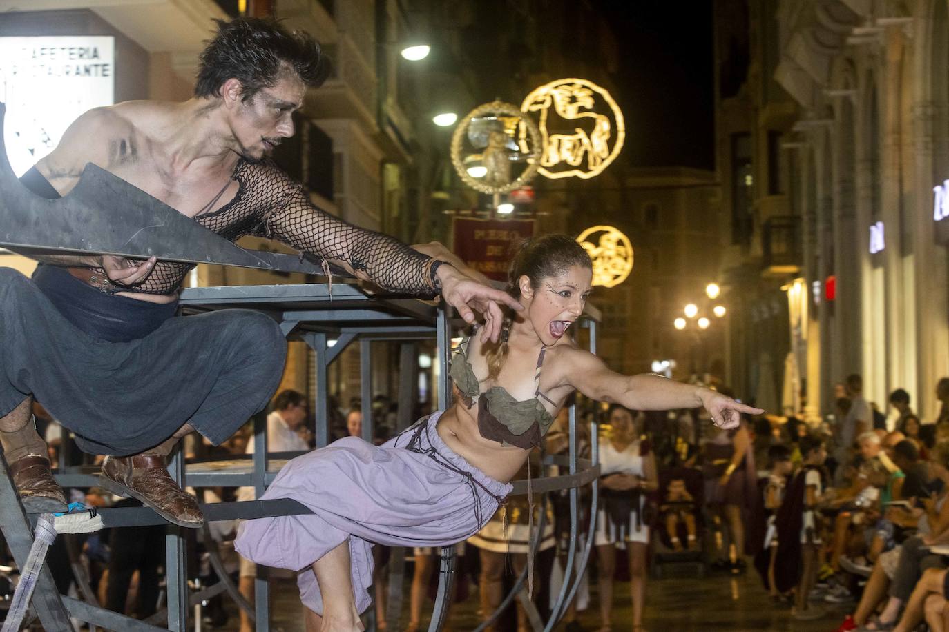 Cinco mil festeros lucen sus mejores galas en un cortejo que duró tres horas y media y que fue seguido por centenares de personas durante todo el recorrido