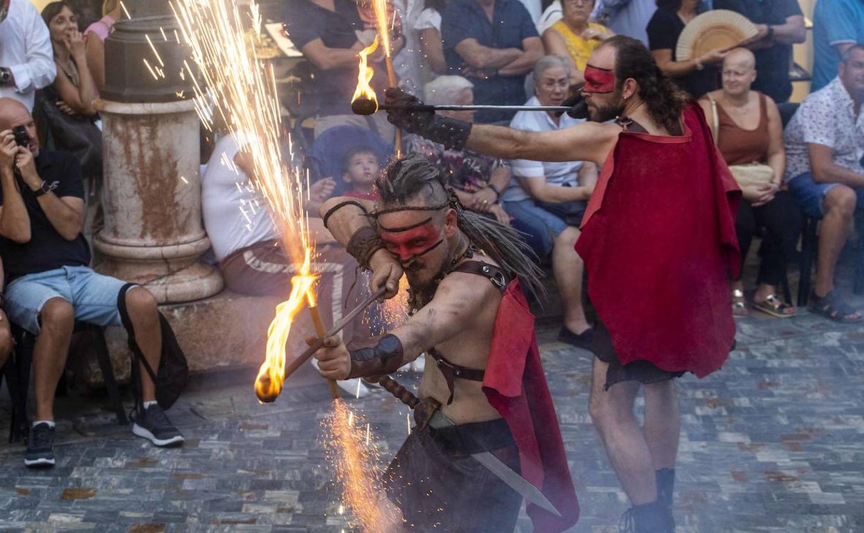 Dos actores de la empresa Carros de Foc, en una de las animaciones con fuego que pusieron en escena este sábado en el desfile.