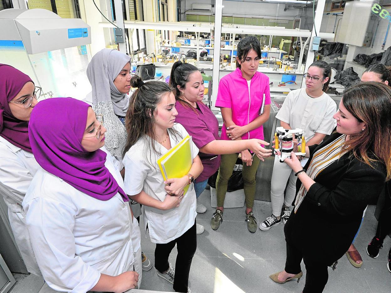 La consejera de Educación, ayer, con alumnas de un grado sanitario del IES Ingeniero de la Cierva. vicÉns