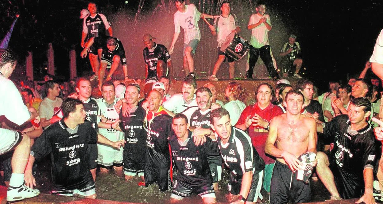 Salvi, sin camiseta y la izquierda de un jovencísimo Roberto Sánchez, se baña en el submarino con compañeros y aficionados tras el histórico ascenso del Mínguez Sáez, en 1998. 