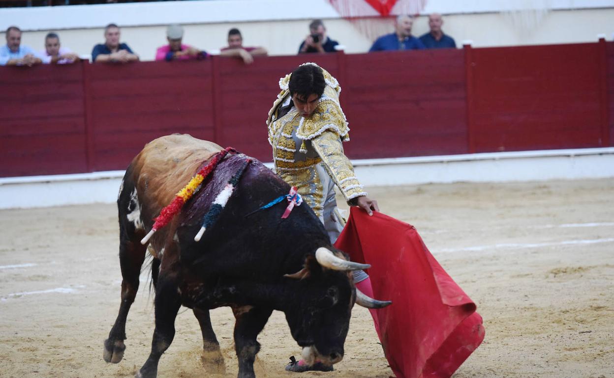 Perera, con la muleta, ante uno de sus toros, ayer. 