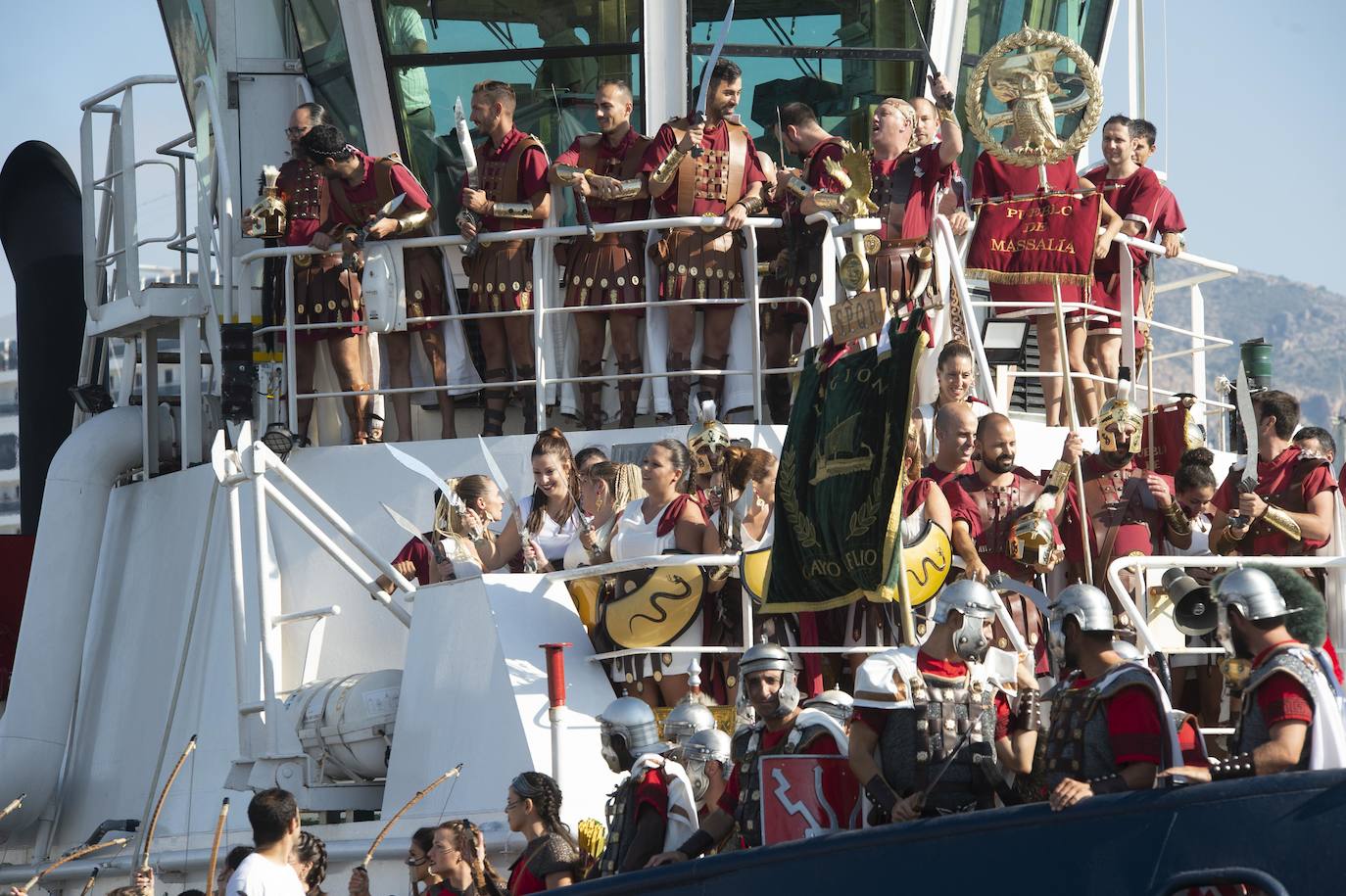 A las cinco de la tarde, las legiones navales llegaron a la explanada del Muelle y escenificaron, en el auditorio instalado allí, el desembarco en las costas de Qart Hadast para representar el bloqueo del puerto púnico.