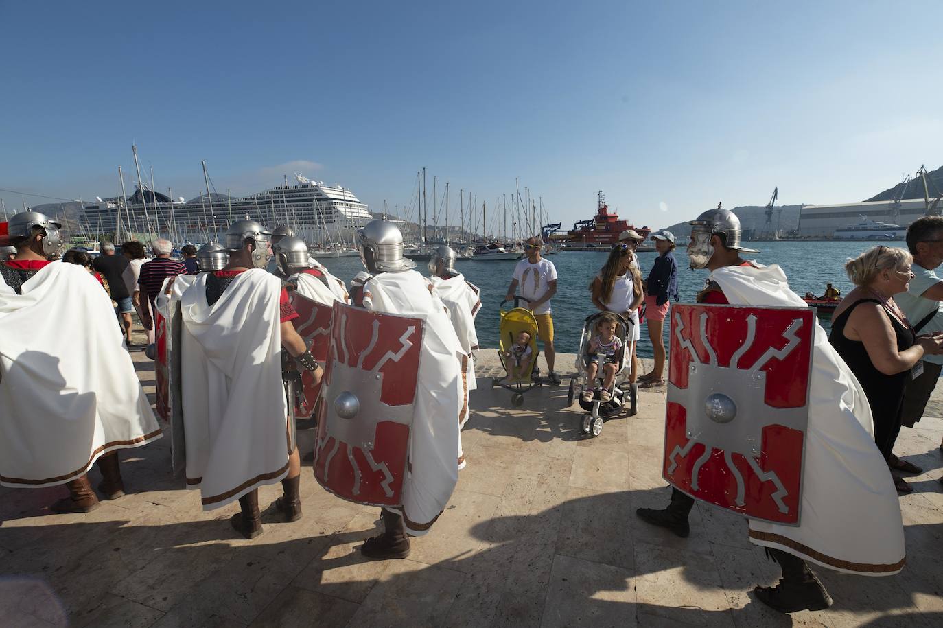 A las cinco de la tarde, las legiones navales llegaron a la explanada del Muelle y escenificaron, en el auditorio instalado allí, el desembarco en las costas de Qart Hadast para representar el bloqueo del puerto púnico.