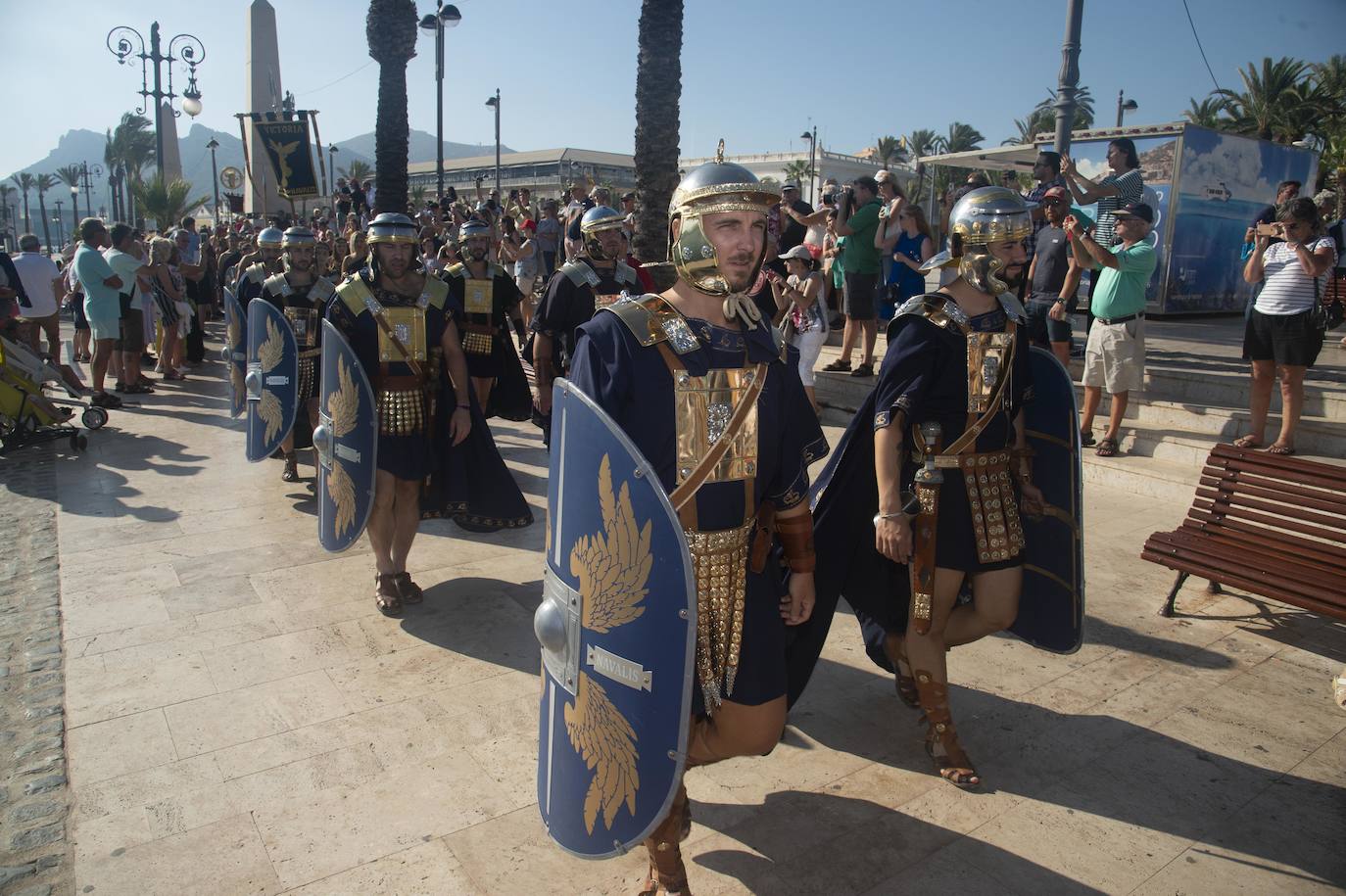 A las cinco de la tarde, las legiones navales llegaron a la explanada del Muelle y escenificaron, en el auditorio instalado allí, el desembarco en las costas de Qart Hadast para representar el bloqueo del puerto púnico.