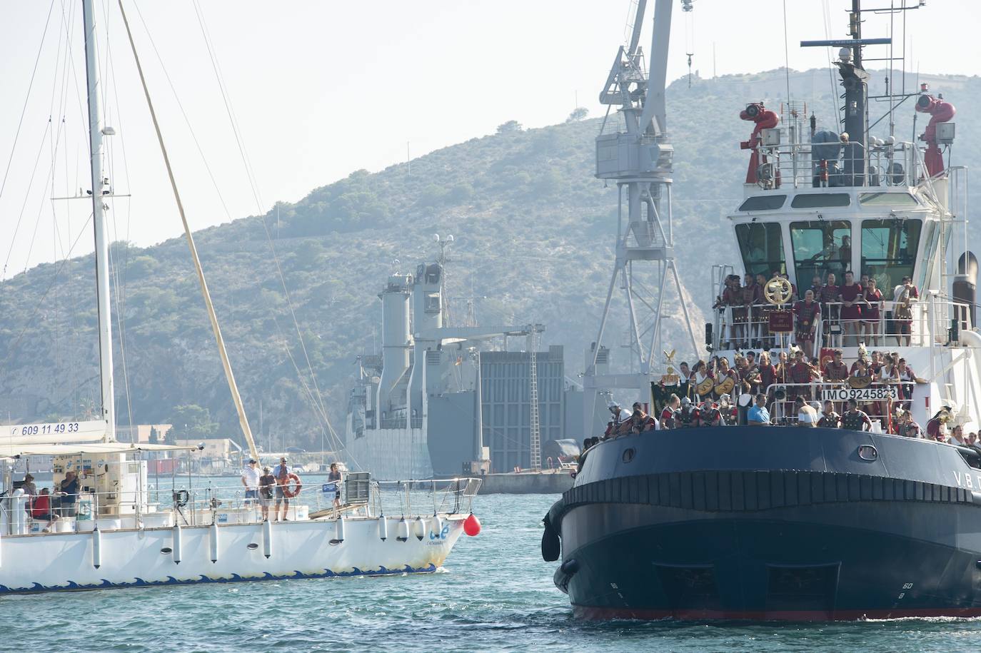A las cinco de la tarde, las legiones navales llegaron a la explanada del Muelle y escenificaron, en el auditorio instalado allí, el desembarco en las costas de Qart Hadast para representar el bloqueo del puerto púnico.