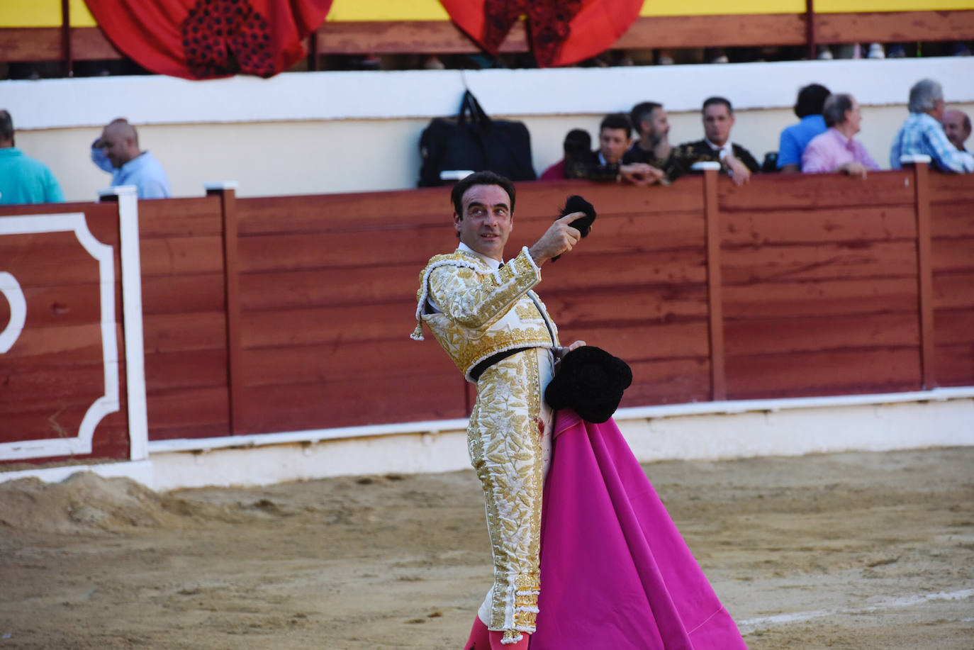 Perera dio una gran tarde de toros y se llevó cuatro orejas; Ponce y Ureña pasearon dos por coleta.