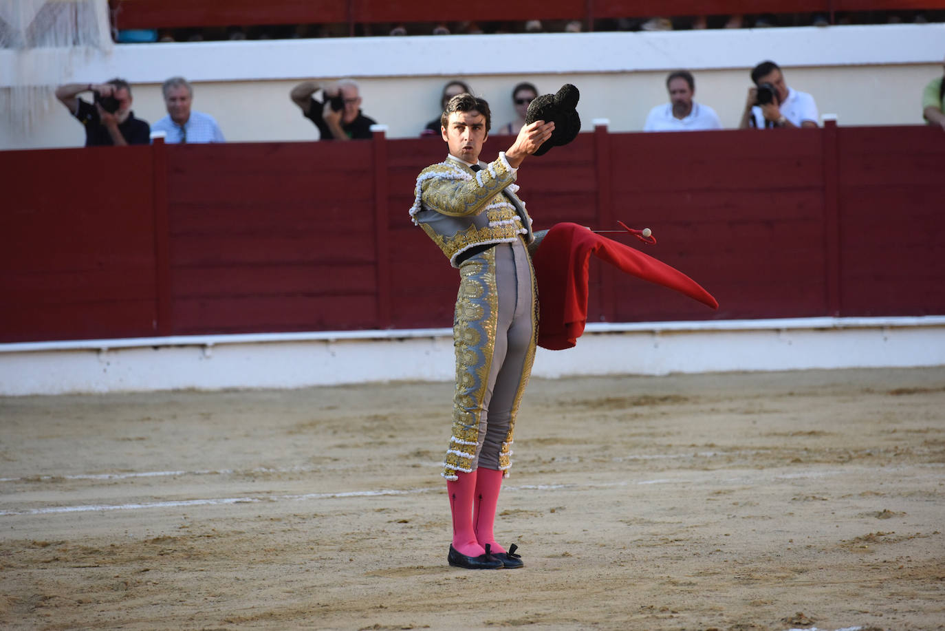 Perera dio una gran tarde de toros y se llevó cuatro orejas; Ponce y Ureña pasearon dos por coleta.