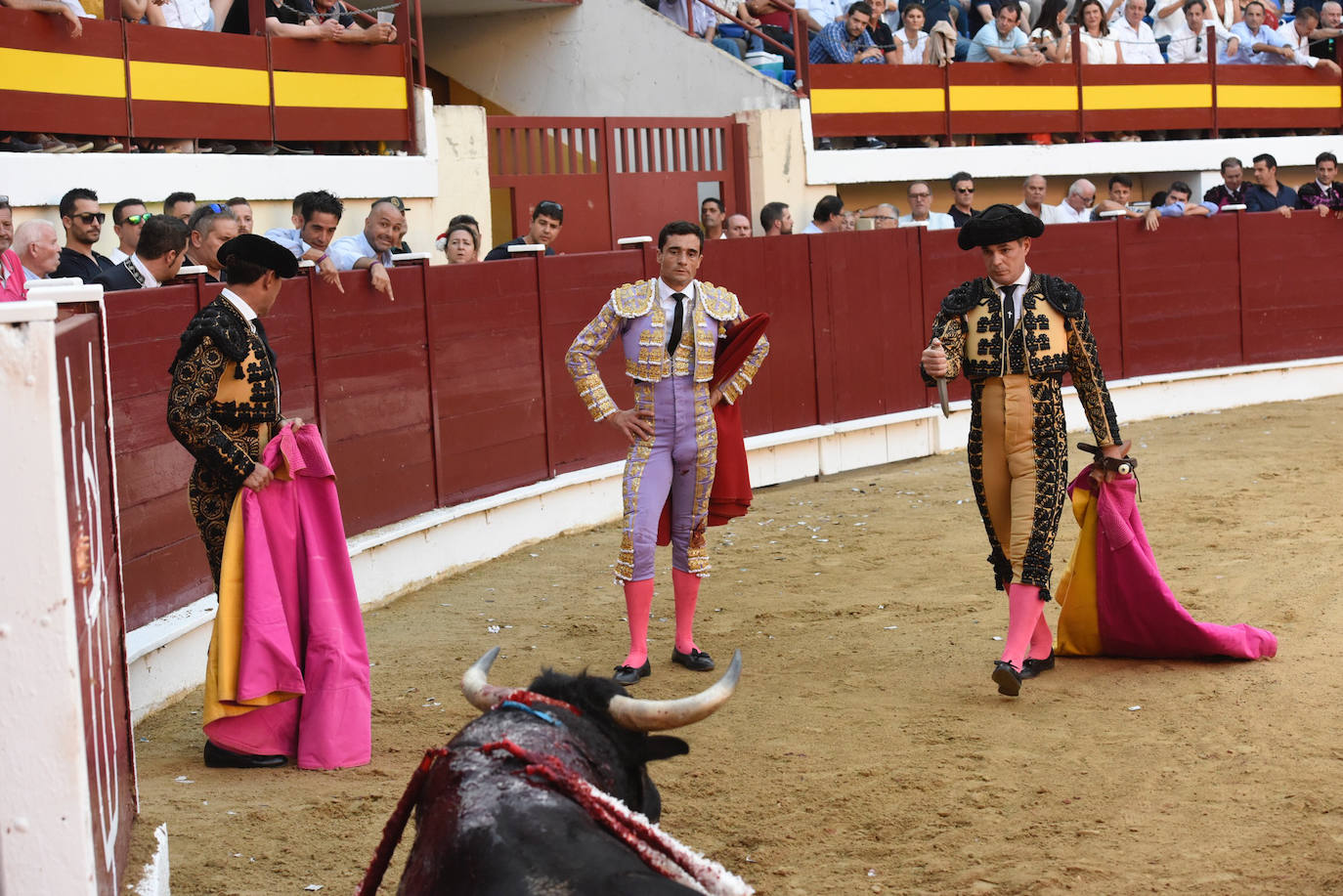 Perera dio una gran tarde de toros y se llevó cuatro orejas; Ponce y Ureña pasearon dos por coleta.