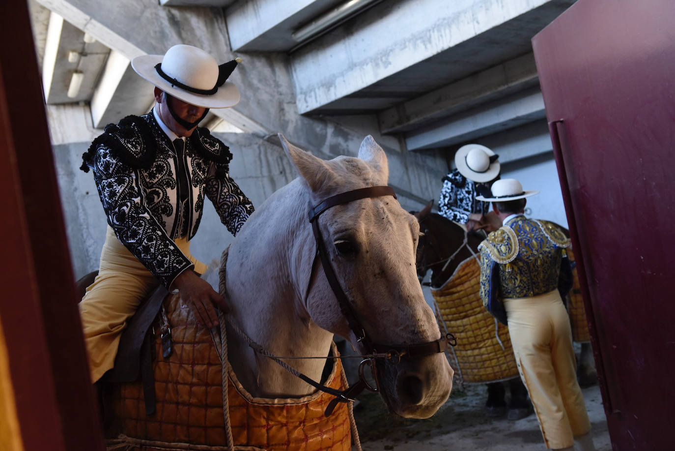 Perera dio una gran tarde de toros y se llevó cuatro orejas; Ponce y Ureña pasearon dos por coleta.